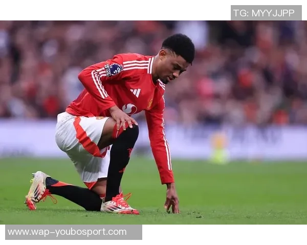 足球比赛中球员遭遇严重受伤瞬间视频引发广泛关注与讨论